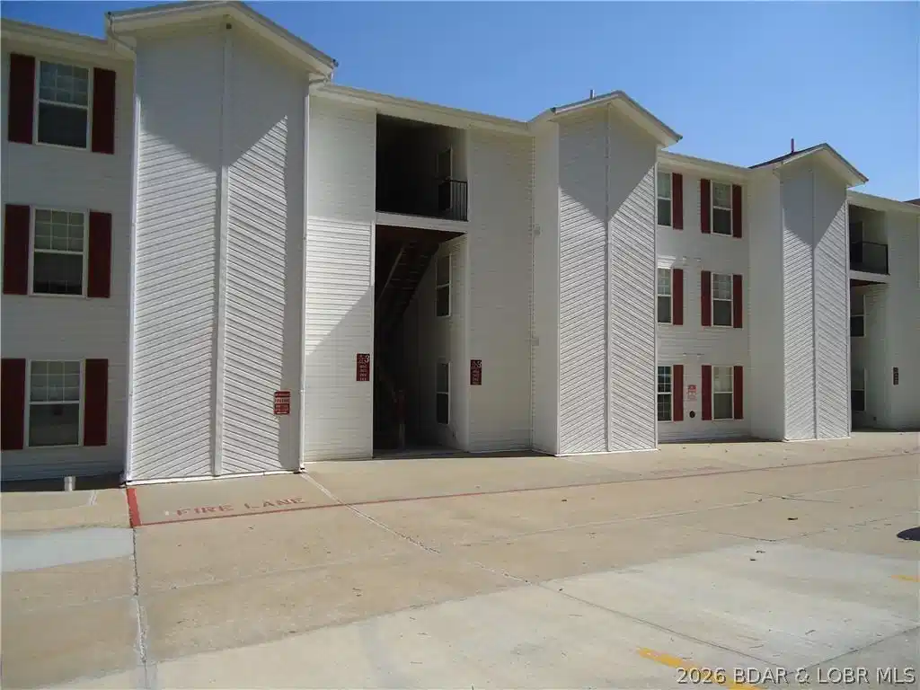 Image 1: Rare walk-in unit close to pool