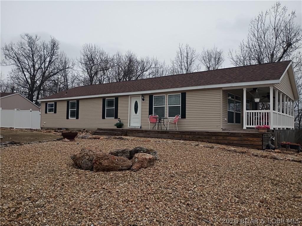 Image 1: Low maintenance landscape