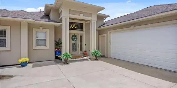 Image 4: 2 car garage