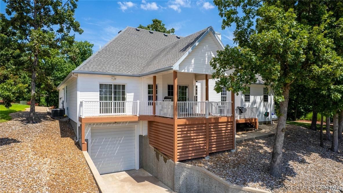 Image 2: 3rd car garage with storage