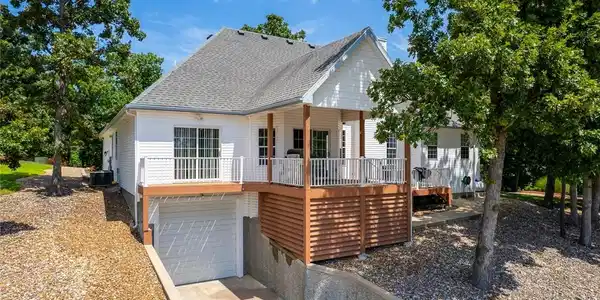 Image 2: 3rd car garage with storage