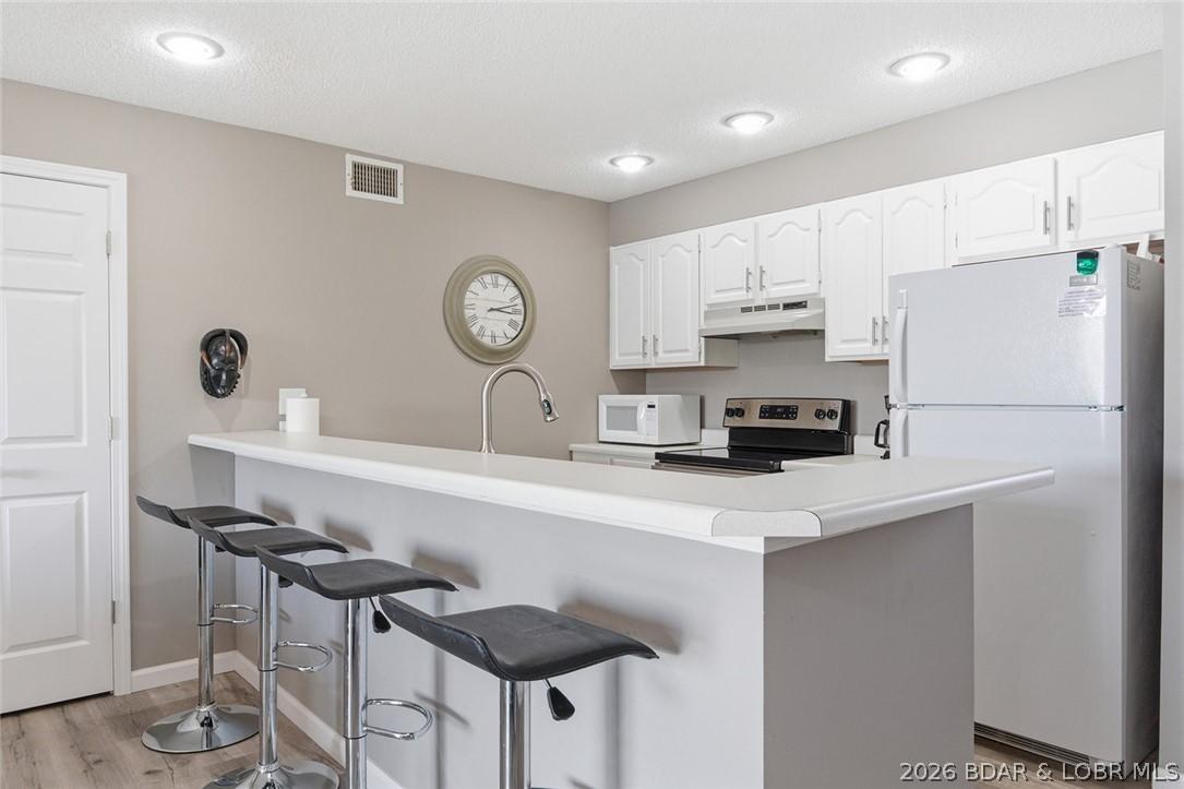 Image 4: Kitchen