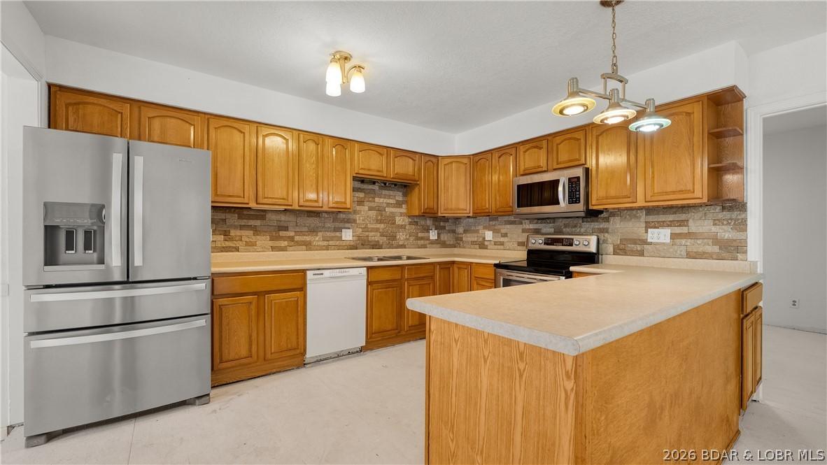 Image 4: Kitchen is ready to make it your own. Lots of Coun