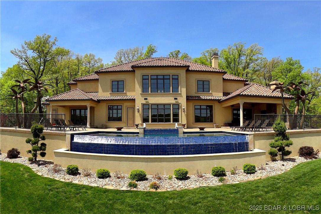 Image 3: Magnificent Lakeside Fa&ccedil;ade, with an Irreplaceable