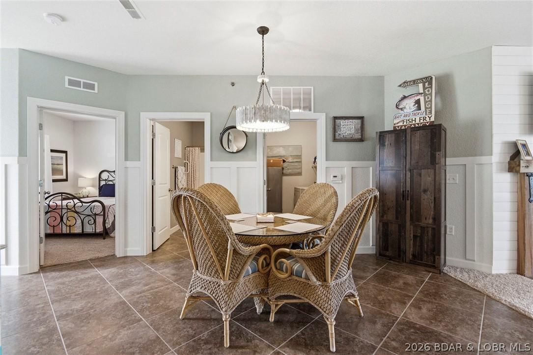 Image 4: Dining area