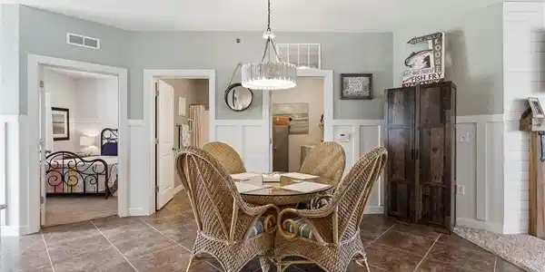 Image 4: Dining area