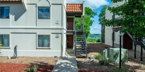 35-2B Ventura Drive