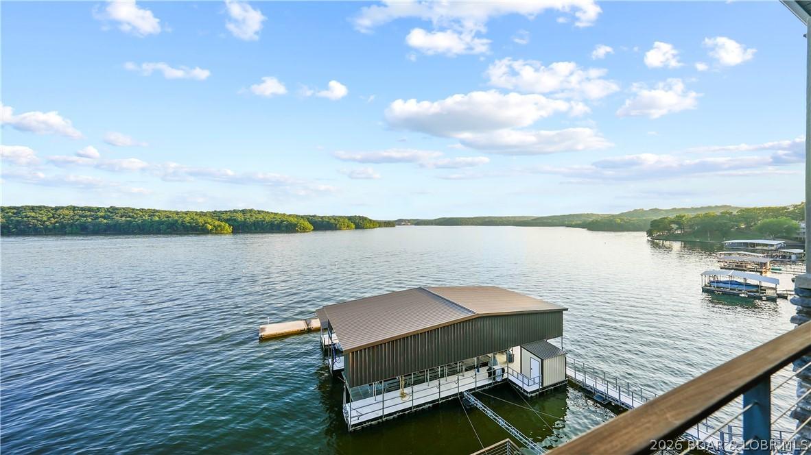 Image 2: Expansive 4,000 square foot dock suited for any bo