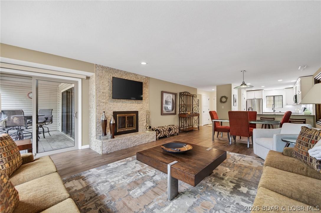 Image 1: Extra large 1260 sqft condo with total renovation