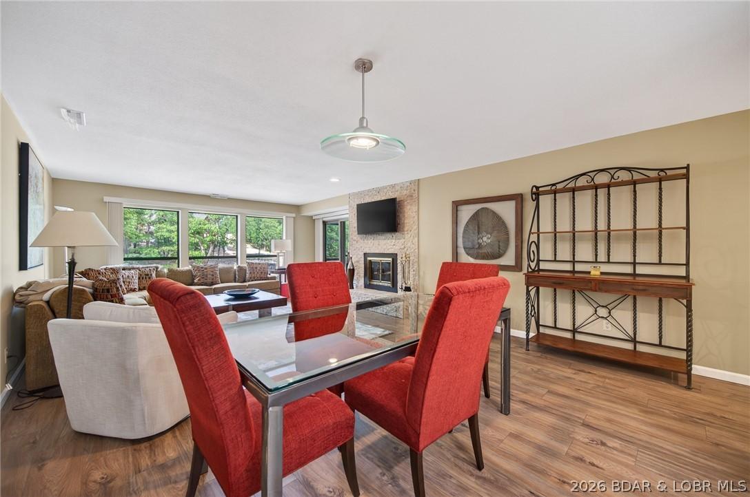 Image 3: Very spacious area for a large dining table and br