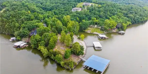 Image 4: Community Docks & Lake Access