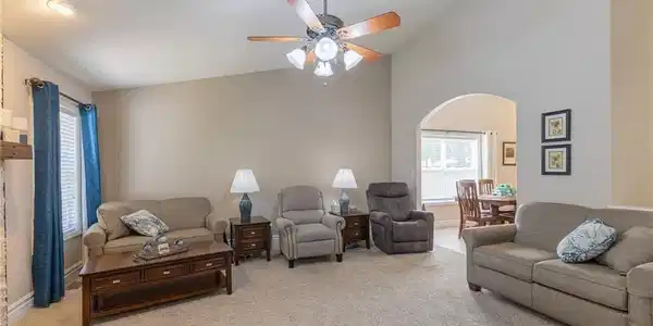 Image 3: Picture with seller's furniture prior to moving ou