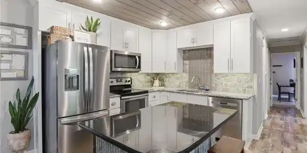 Image 2: Beautiful remodeled kitchen