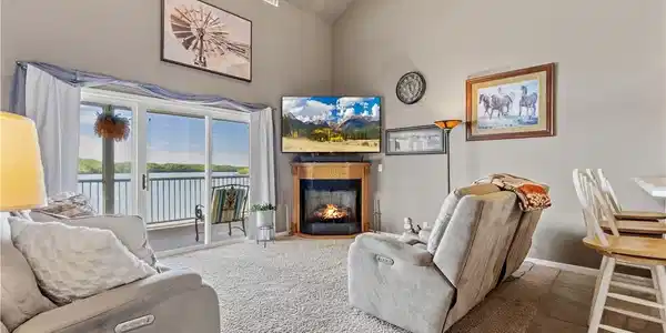Image 3: Gas Fireplace for those chilly evenings.