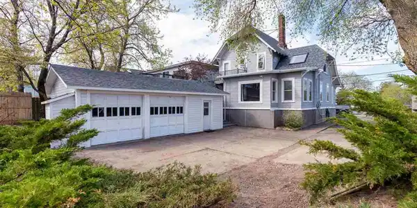 724 Lake Ave S