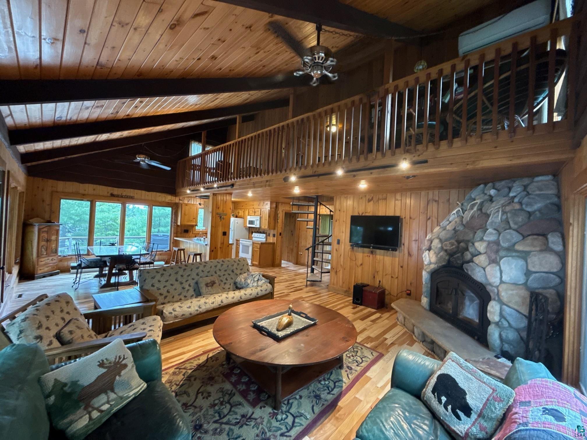 Image 1: Living Area