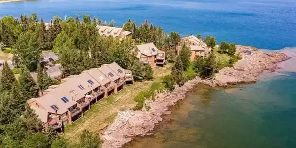 1590 Superior Shores