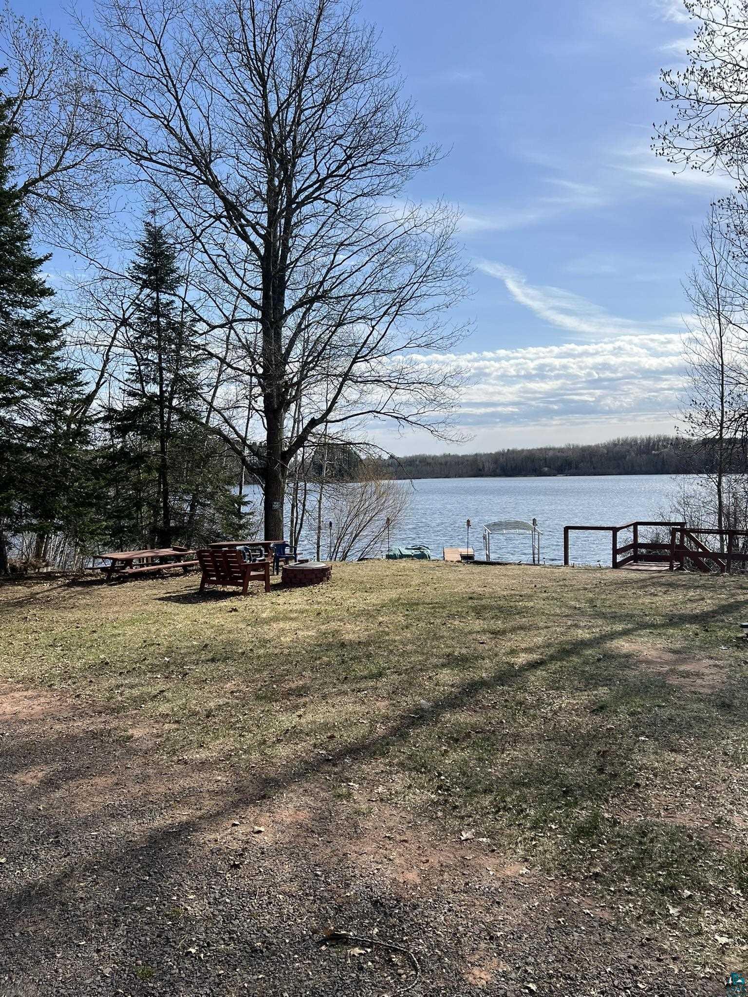 Image 3: Expansive grassy area with direct lake frontage, Yard