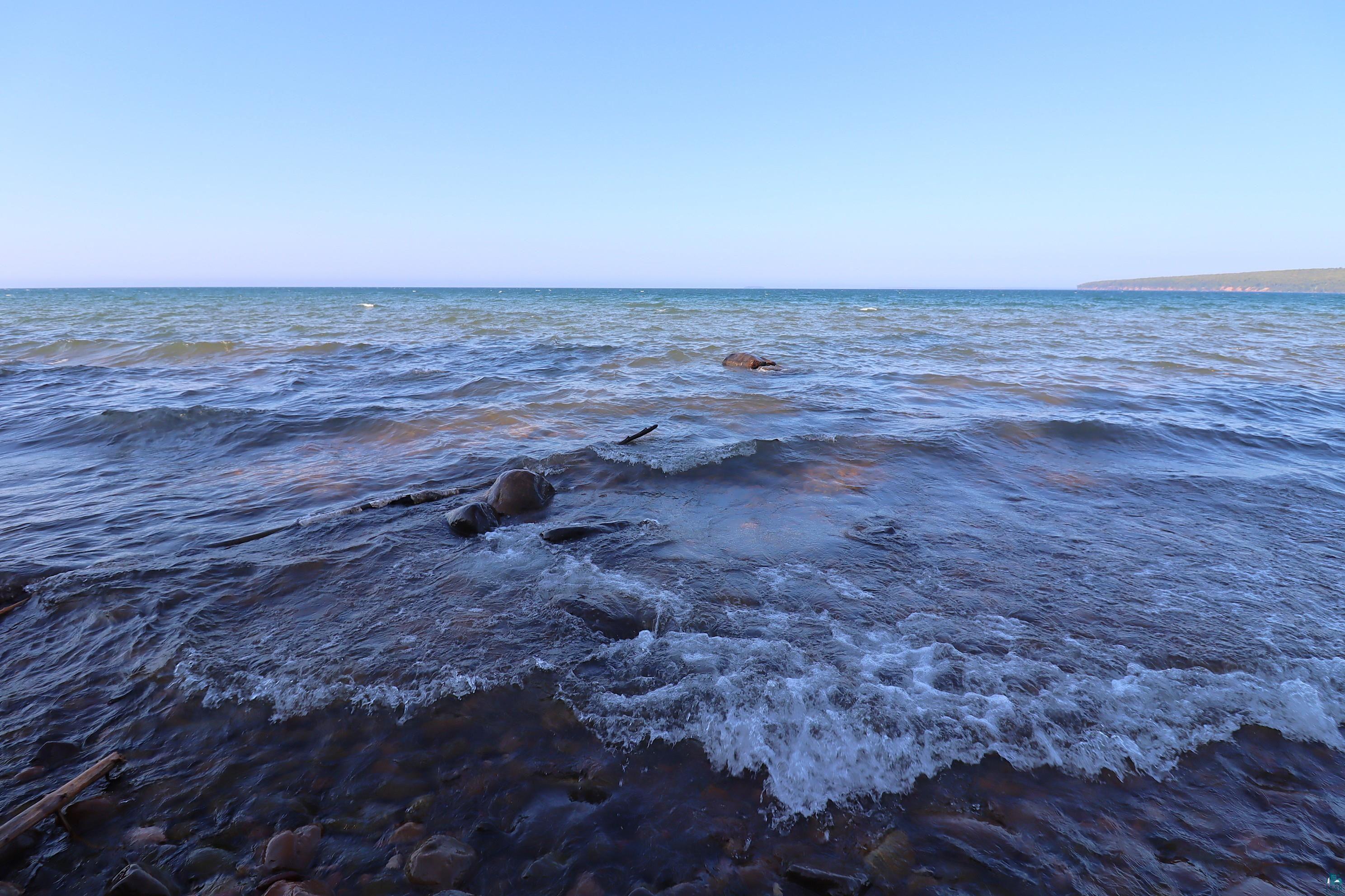 Image 1: Stunning Lake Views