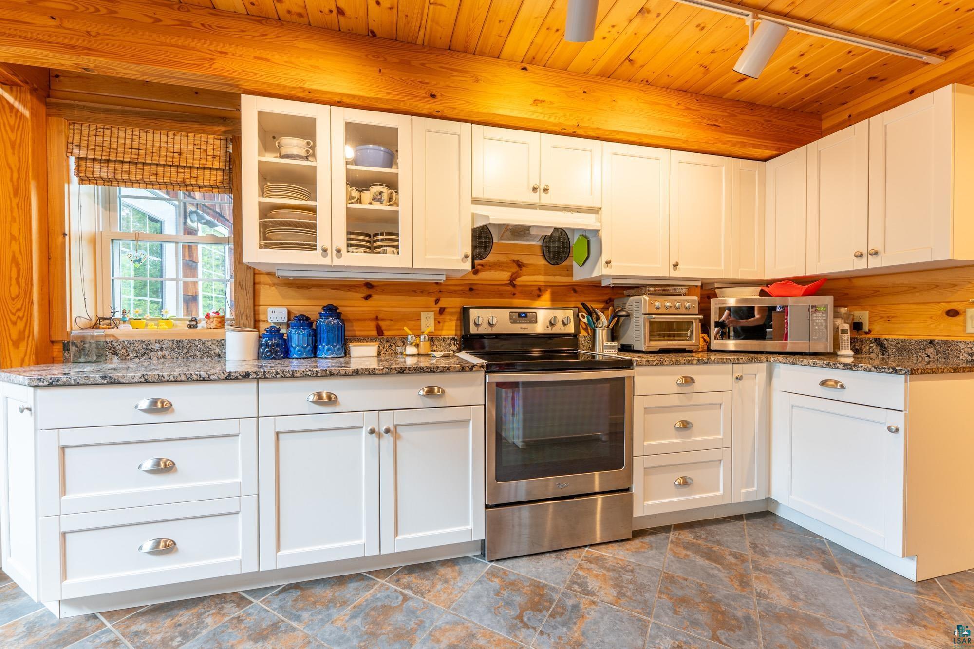 Image 3: Kitchen