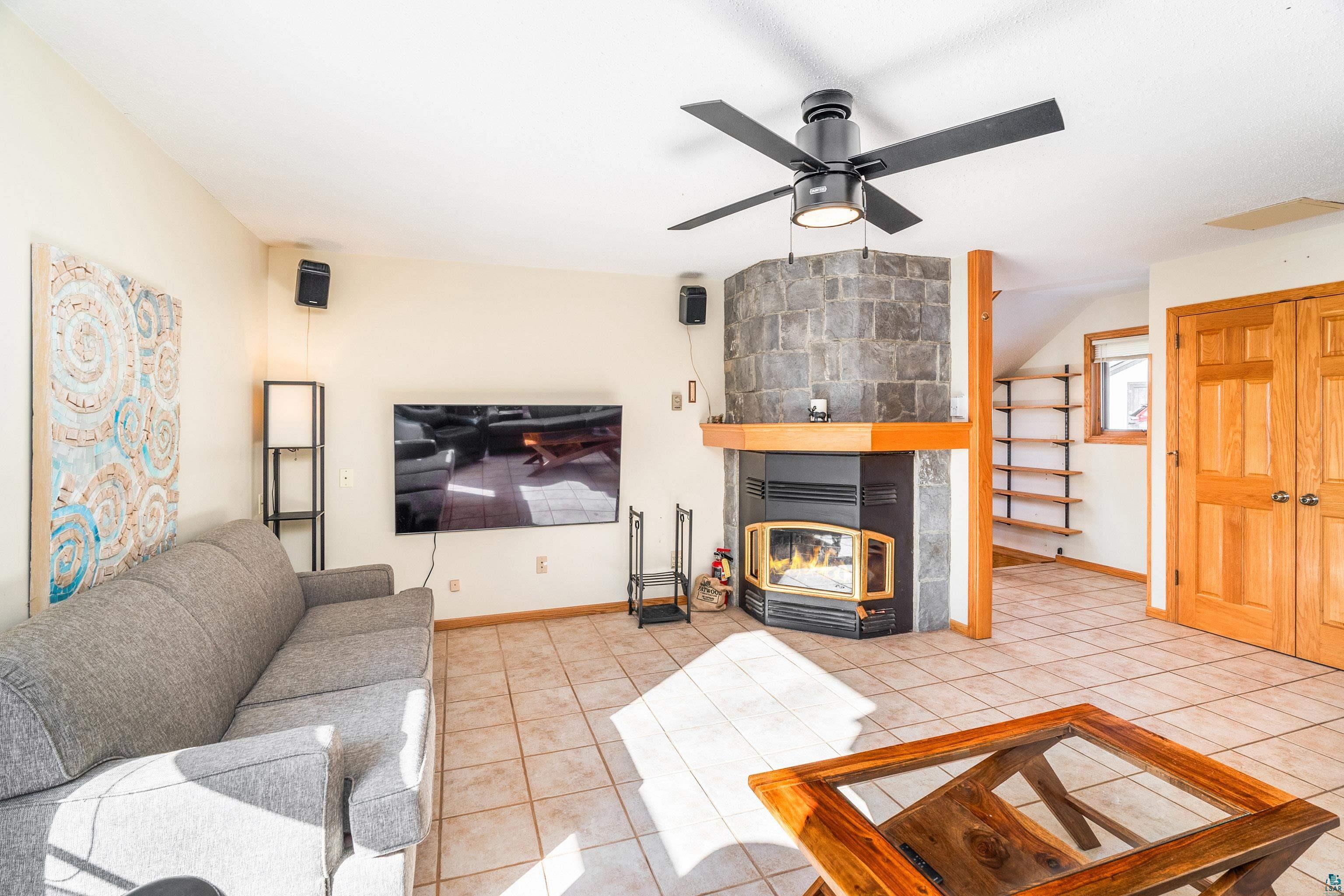 Image 3: Living Room