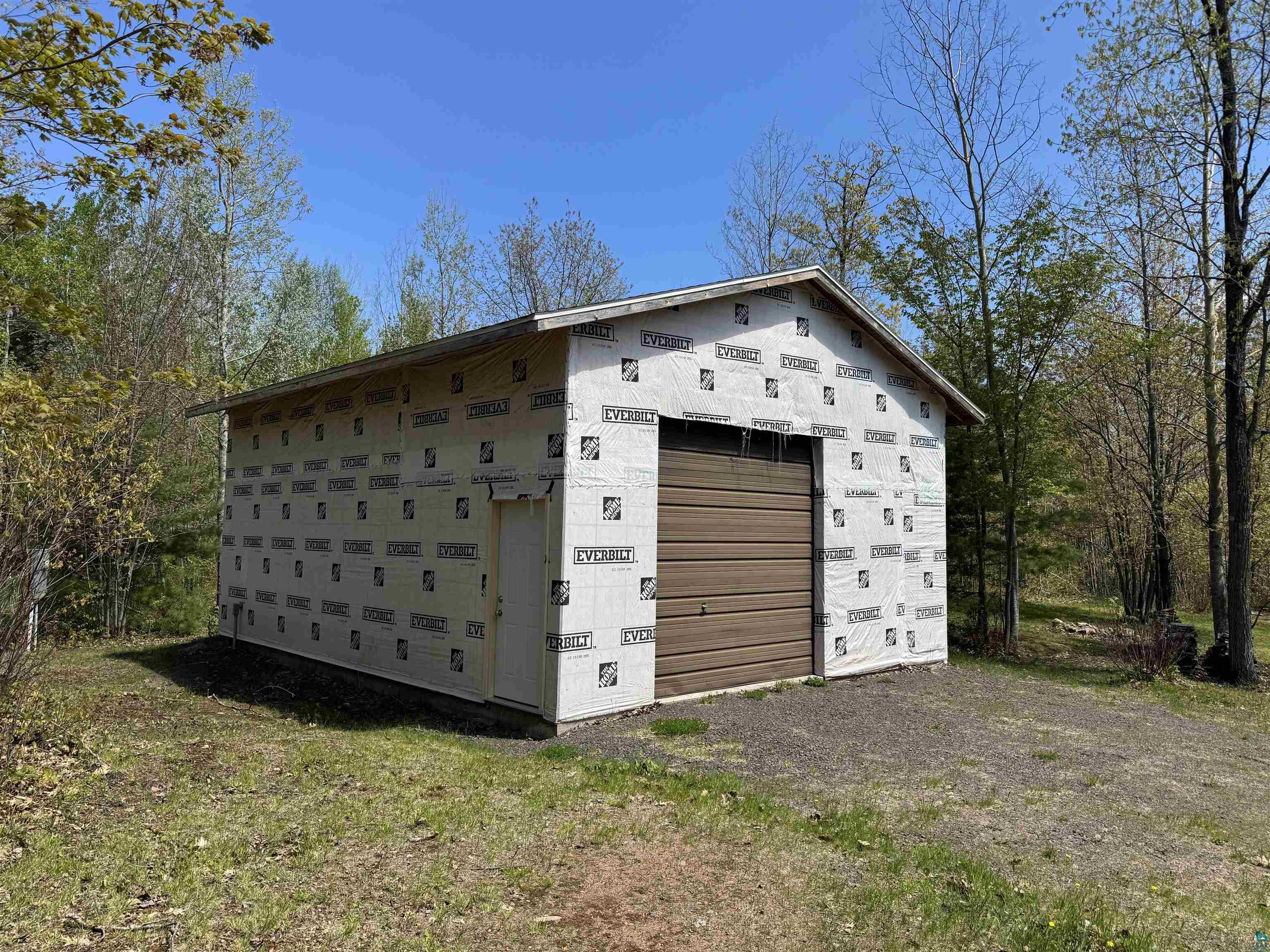 Image 2: 24x30 garage with electric