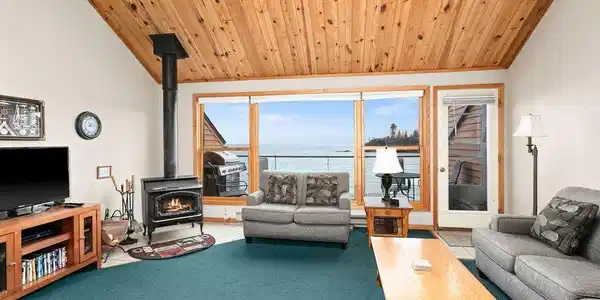 1614 Superior Shores