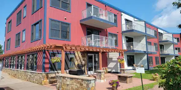 21 W Wisconsin St
