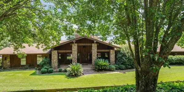 250 Shoreline Drive