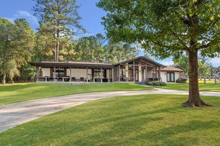 556 Longleaf Drive W