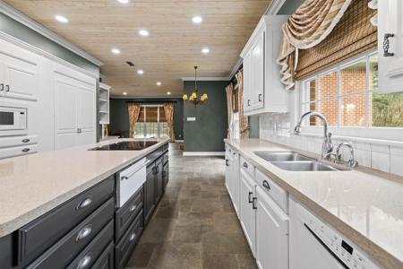 1204 Secluded Ln