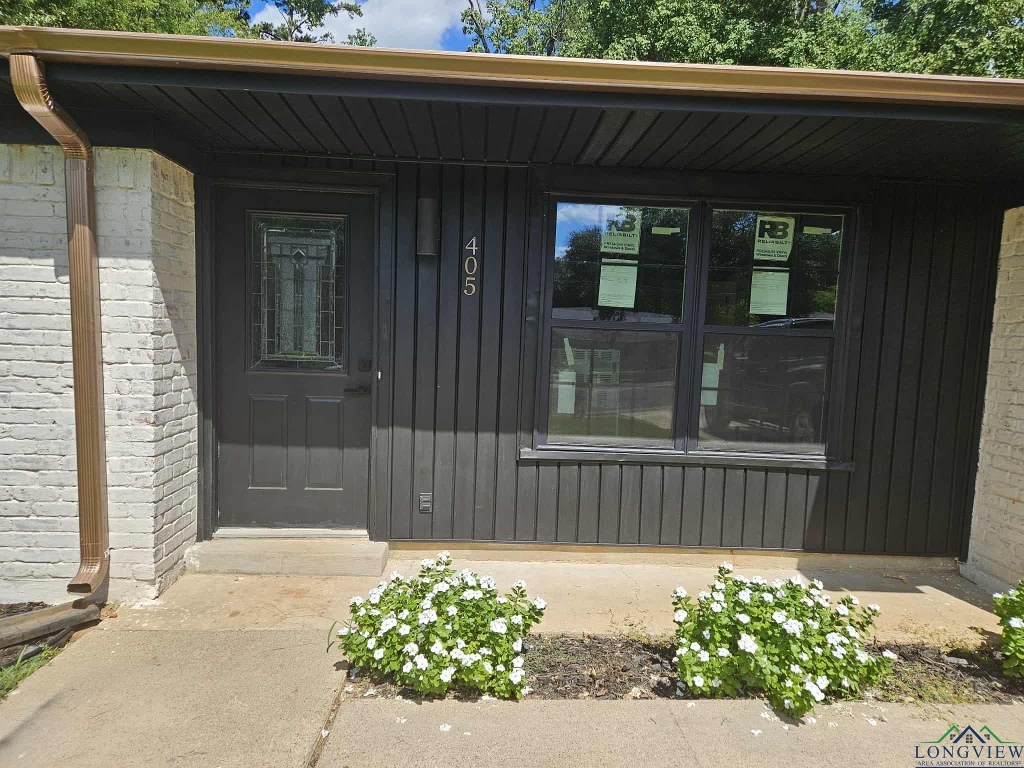 Image 2: Entrance to property, Entry