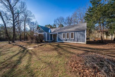 6823 Oakwood Dr.