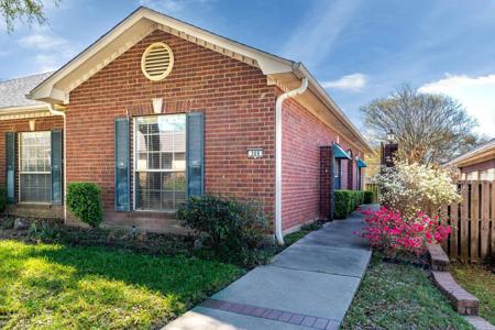 306 HAMPTON CT