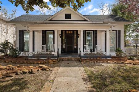 216 W Austin St