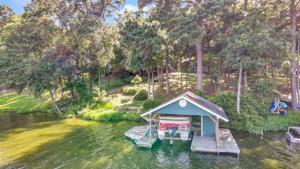 201 PINEWOOD CT
