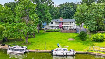 3661 Lakeshore