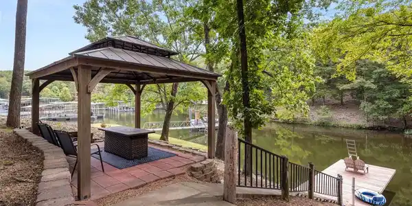 228 E Lake