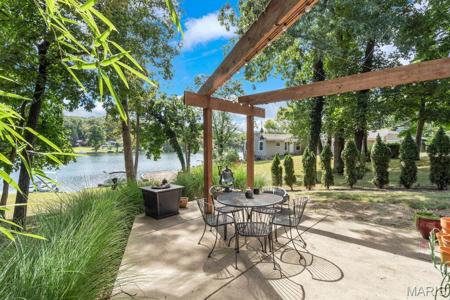 6252 Lakeshore