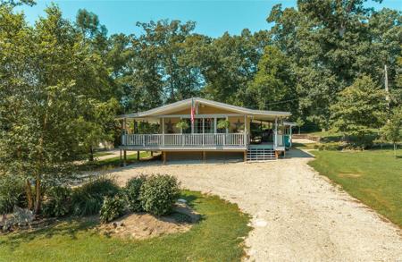 1775 Lakeshore