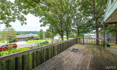 1295 Lakeshore