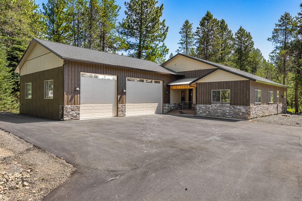 Image 3: Home has a lovely wooded setting.