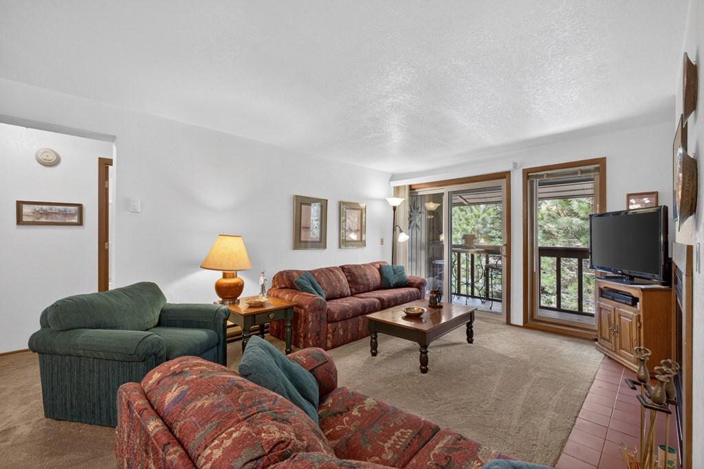Image 4: Living Area