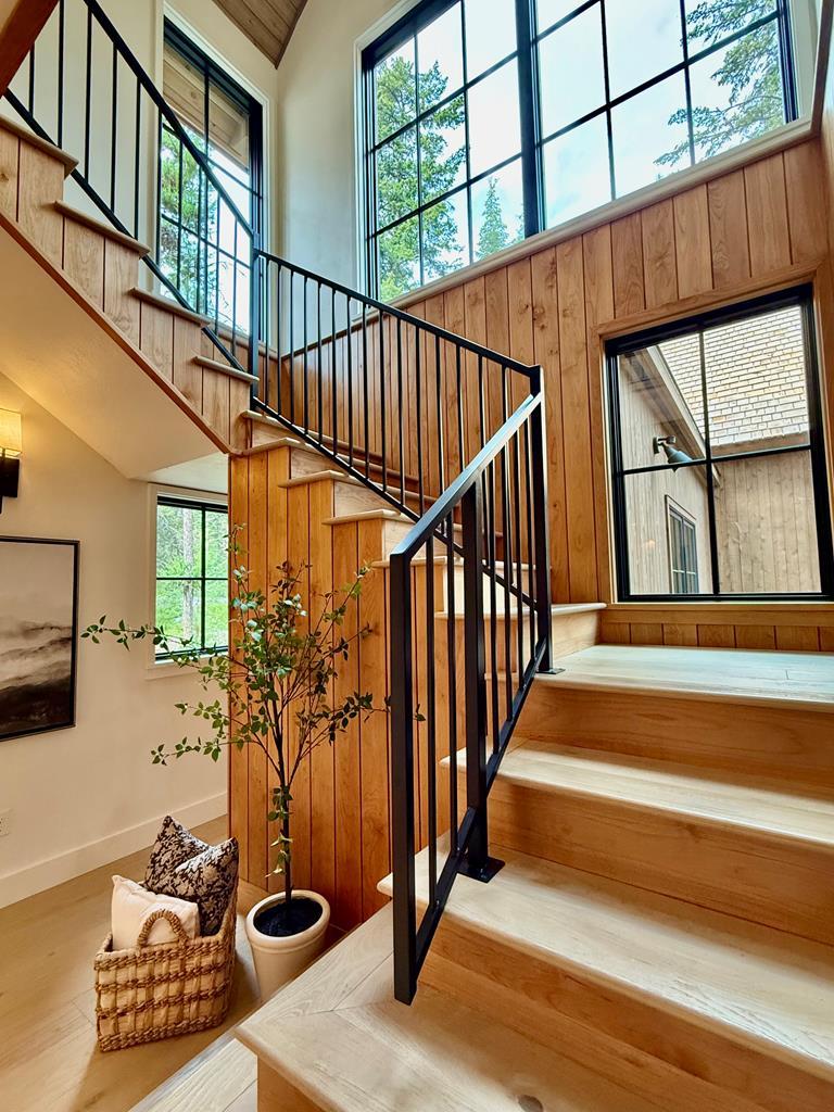 Image 4: STAIRS TO 2ND LEVEL