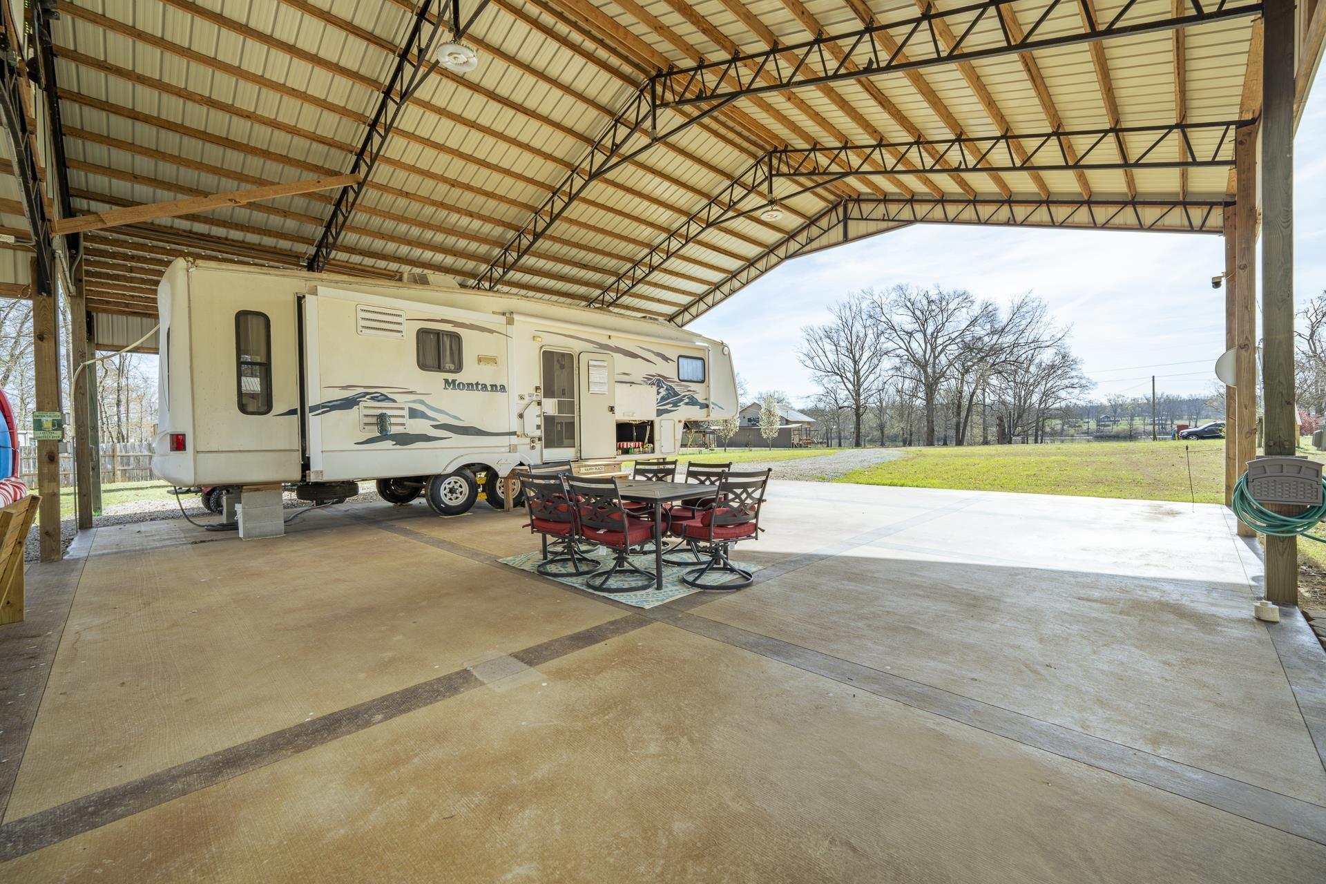 Image 4: View of garage