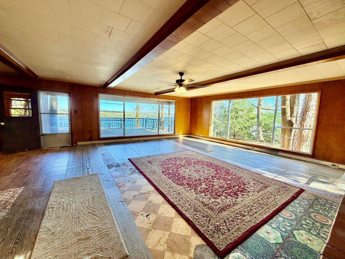 Image 4: Large windows to enjoy the view...
