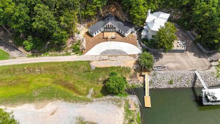 225 HOLLOW LN