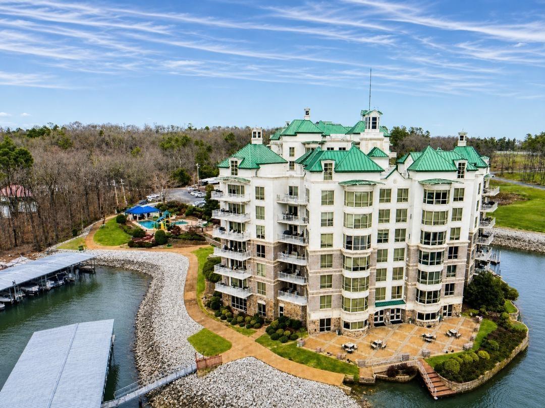 Image 1: Ideally situated on the highly desirable east side of the building, this unit offers beautiful sunrises without the harsh afternoon sun&mdash;allowing for comfortable enjoyment all day long.