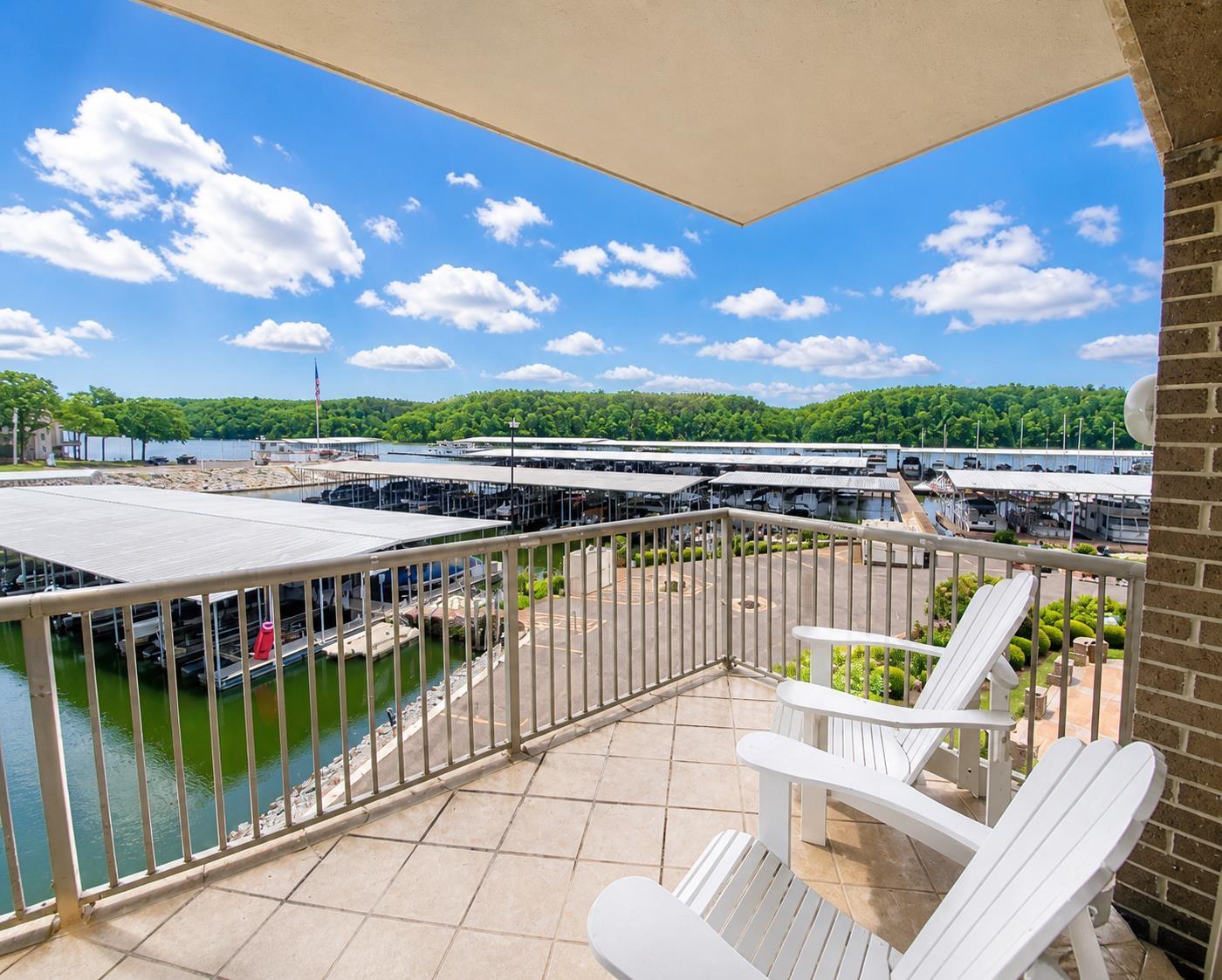 Image 2: Balcony overlooking Beautiful Pickwick Lake!!