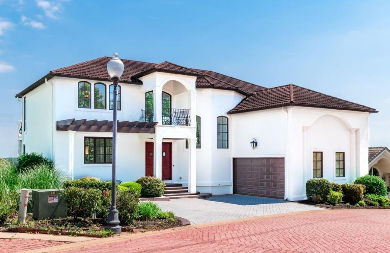 Image 1: Waterfront located in Grand Villas Subdivision...